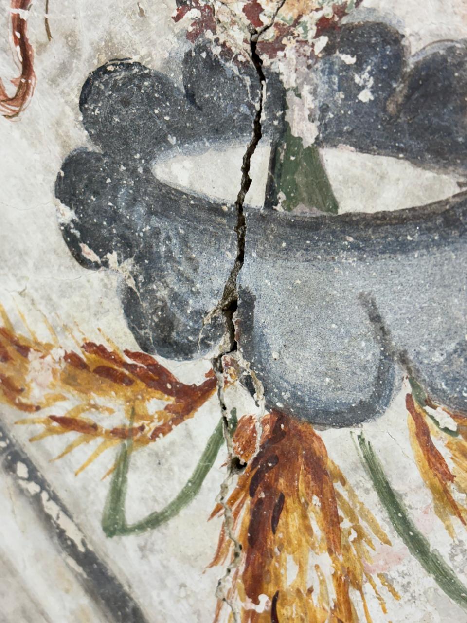 Structural cracks